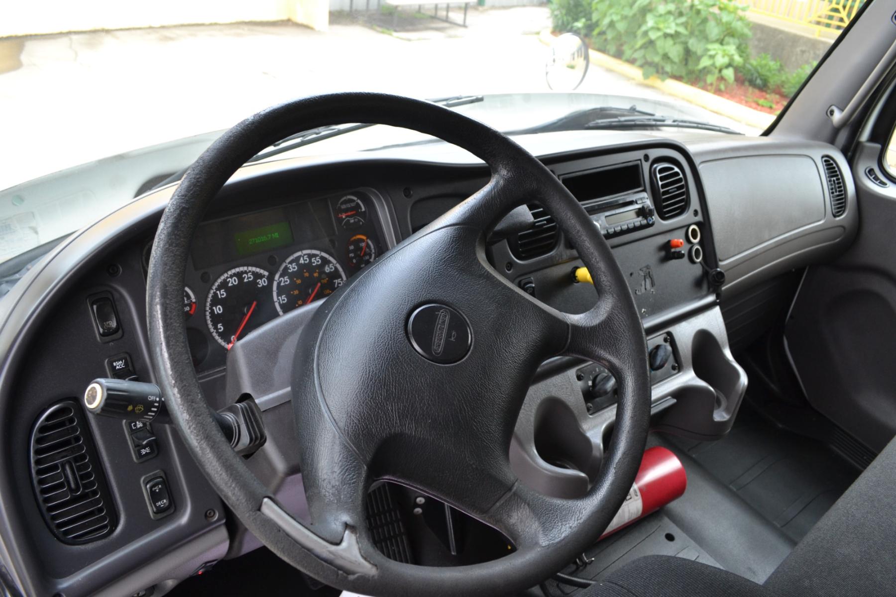 2017 WHITE /BLACK FREIGHTLINER M2-106 with an CUMMINS ISB 6.7L 240HP engine, ALLISON 2100HS AUTOMATIC transmission, located at 9172 North Fwy, Houston, TX, 77037, (713) 910-6868, 29.887470, -95.411903 - 26,000LB GVWR NON CDL, 26FT BOX, 13FT CLEARANCE , 103" X 102", MAXON 3,500LB CAPACITY ALUMINUM LIFT GATE, DUAL 50 GALLON FUEL TANKS,SPRING RIDE - Photo #16